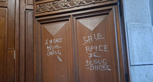 Deux inscriptions insultant Jésus-Christ et les chrétiens sur les portes de l'église Sacré-Coeur de Lourdes