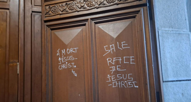 Deux inscriptions insultant Jésus-Christ et les chrétiens sur les portes de l'église Sacré-Coeur de Lourdes