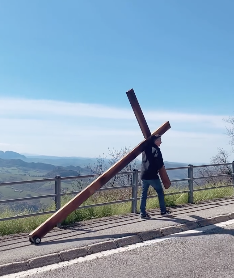 Stephan Maag en route avec sa croix pliable de quarante kilos
