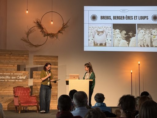 Margarita Fugger-Heesen et Lisa Zbinden se trouvent sur la scène, lors de leur intervention