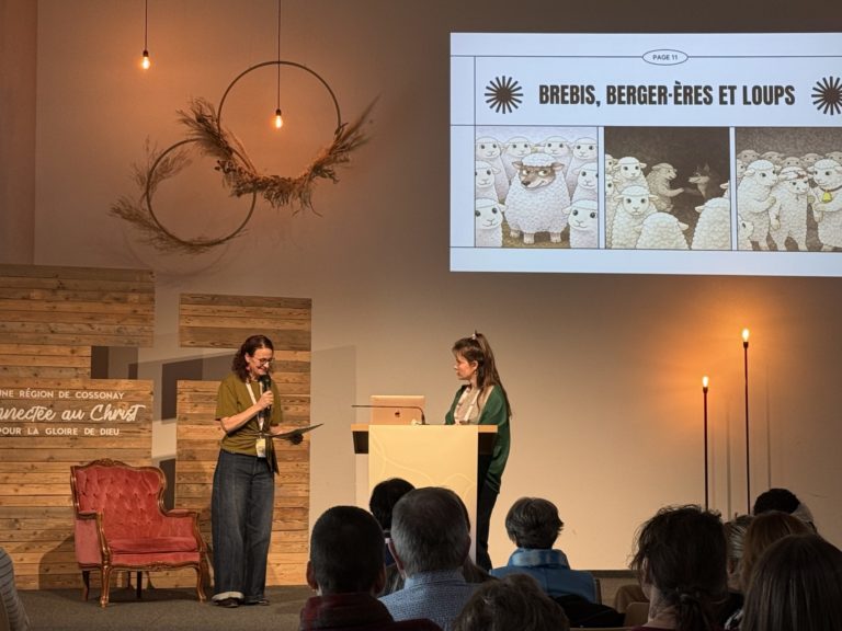 Margarita Fugger-Heesen et Lisa Zbinden se trouvent sur la scène, lors de leur intervention