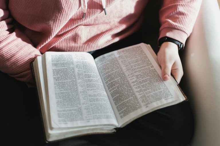 Une étude Youthscape révèle comment des jeunes non chrétiens perçoivent Jésus et les récits bibliques. Des réactions qui bousculent les repères classiques.