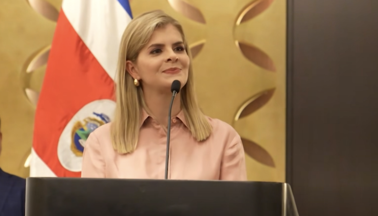 La présidente élue du Costa Rica, Laura Fernández, s'exprime devant des responsables évangéliques