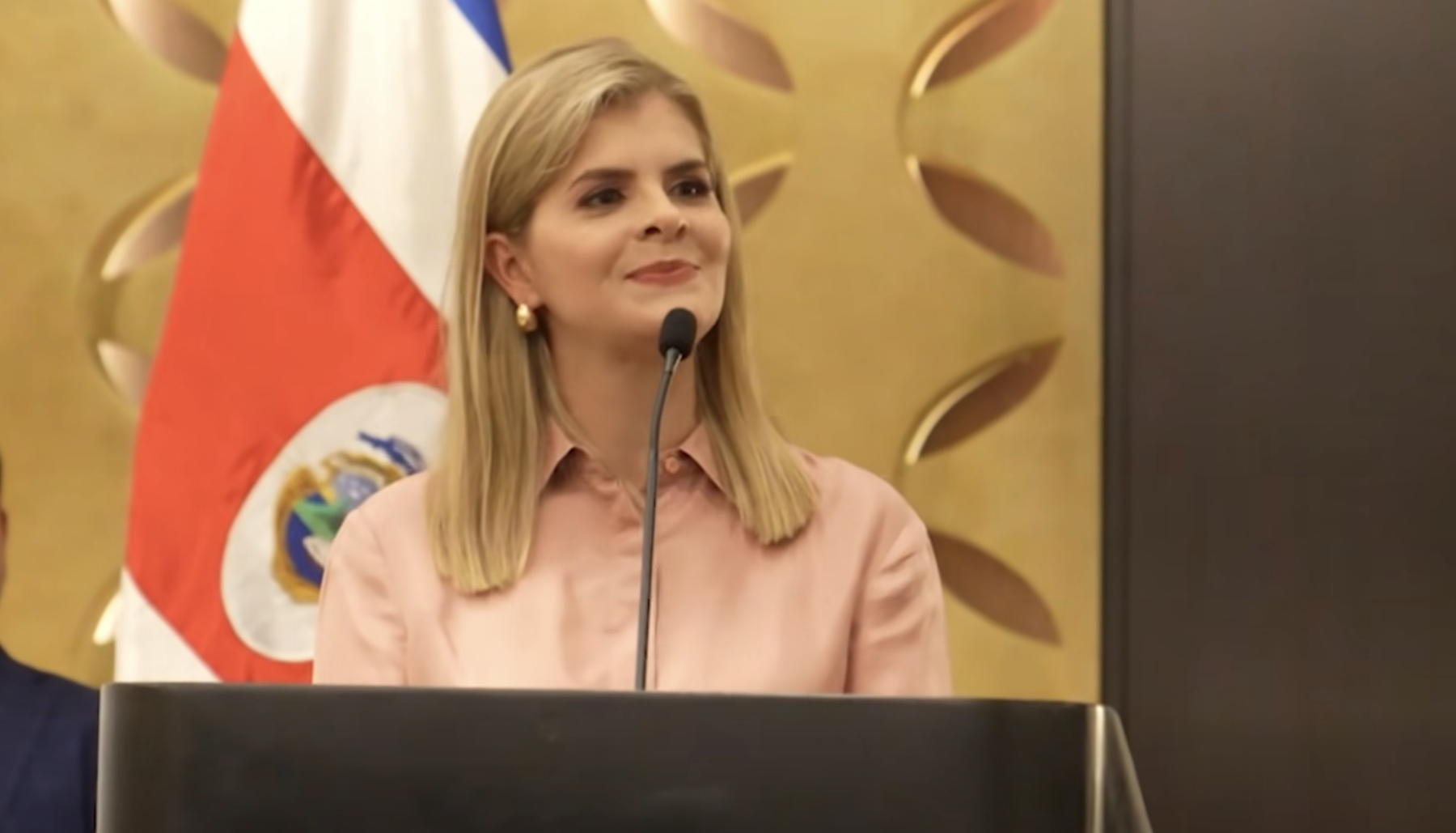 La présidente élue du Costa Rica, Laura Fernández, s'exprime devant des responsables évangéliques