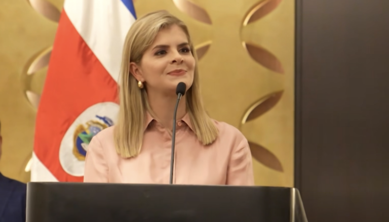 La présidente élue du Costa Rica, Laura Fernández, s'exprime devant des responsables évangéliques