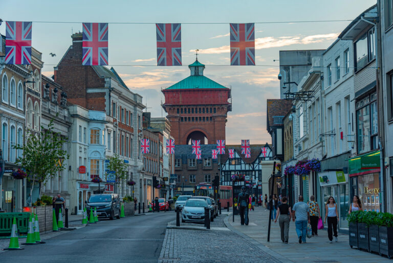 Des personnes se promènent dans une rue de Colchester, en Angleterre
