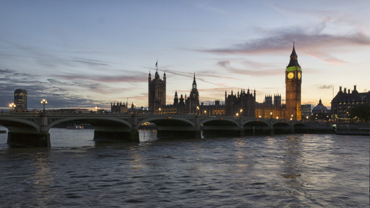 Le palais de Westminster, lieu où siège le Parlement du Royaume-Uni, au coucher du soleil.