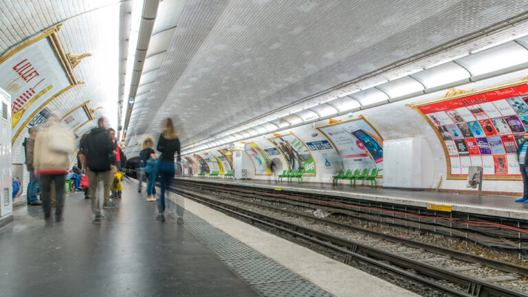 Les quais du métro parisien, un des lieux de recrutement du mouvement Shincheonji