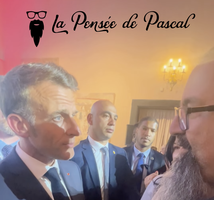 Emmanuel Macron échangeant avec Pascal Portoukalian à Erevan le 4 mai