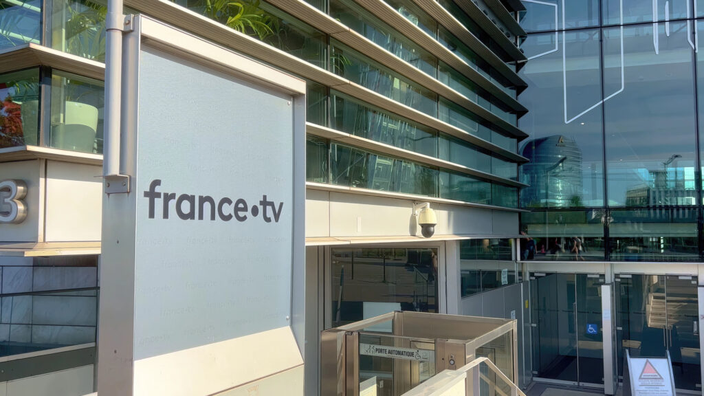 Devanture d'un bâtiment de chaîne de télévision France TV à Paris