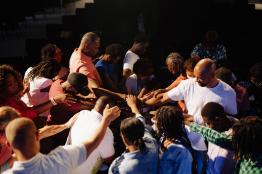 Rassemblement de fidèles d'origines diverses dans une église