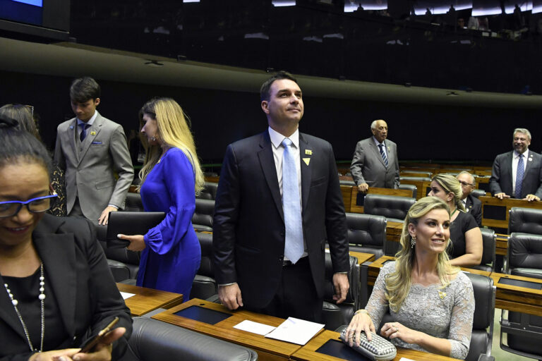 Flávio Bolsonaro à la Chambre des députés. debout