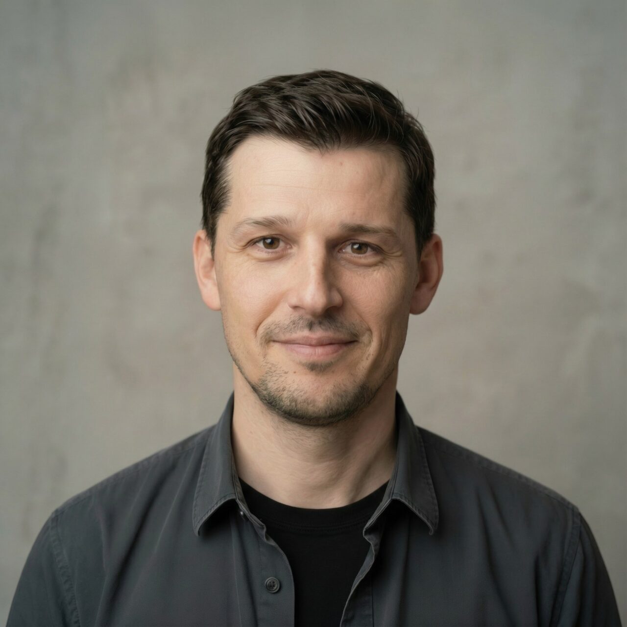Portrait de Piotr Soluch, de face, avec un demi sourire