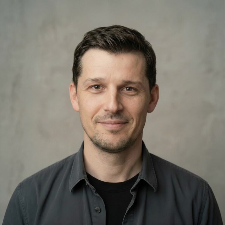 Portrait de Piotr Soluch, de face, avec un demi sourire