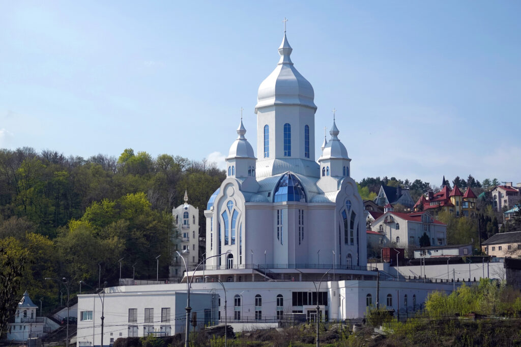 Vue sur le Temple de la Paix, grande église à clocher blanche à Kyiv, en Ukraine