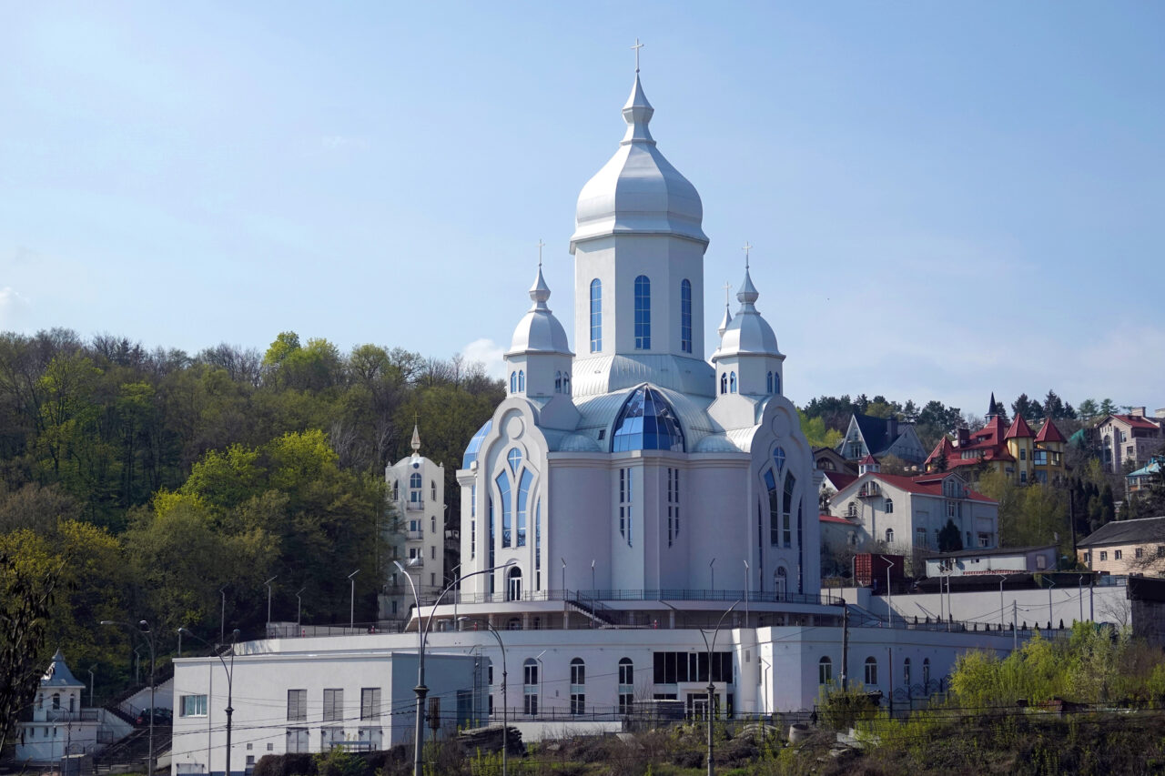 Vue sur le Temple de la Paix, grande église à clocher blanche à Kyiv, en Ukraine