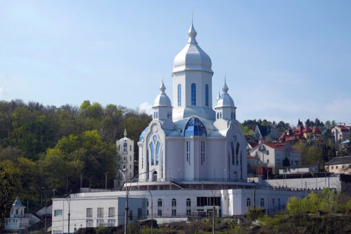 Vue sur le Temple de la Paix, grande église à clocher blanche à Kyiv, en Ukraine