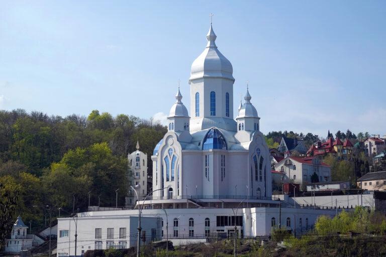 Vue sur le Temple de la Paix, grande église à clocher blanche à Kyiv, en Ukraine