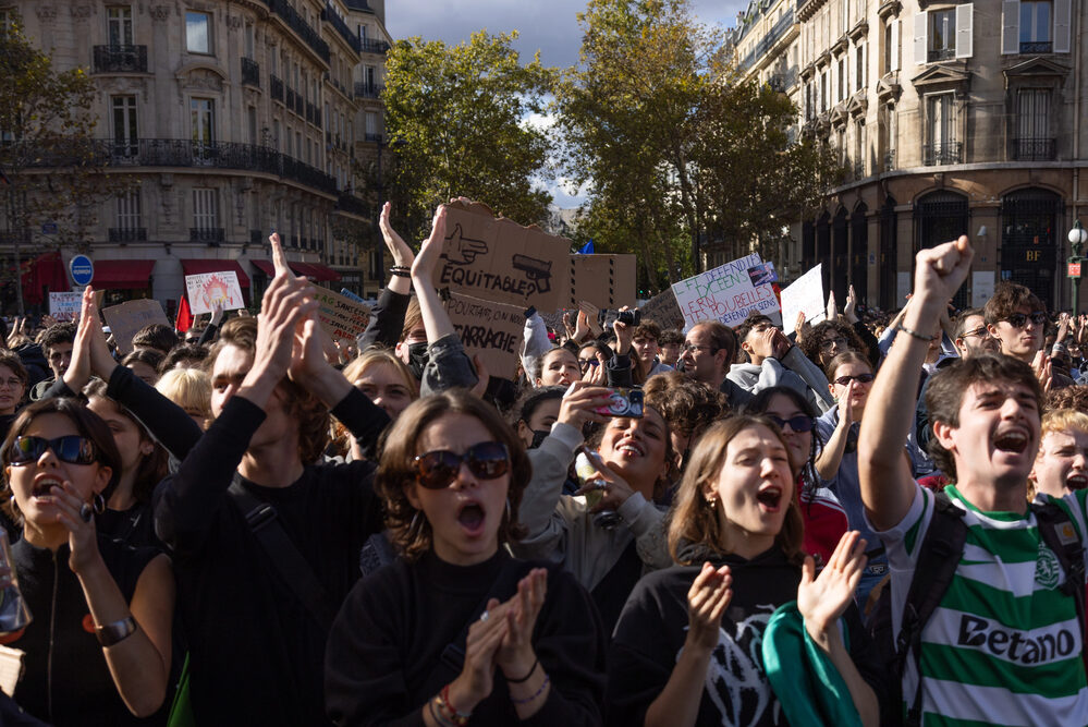 Foule de jeunes manifestants rassemblés place de la Bastille, à Paris
