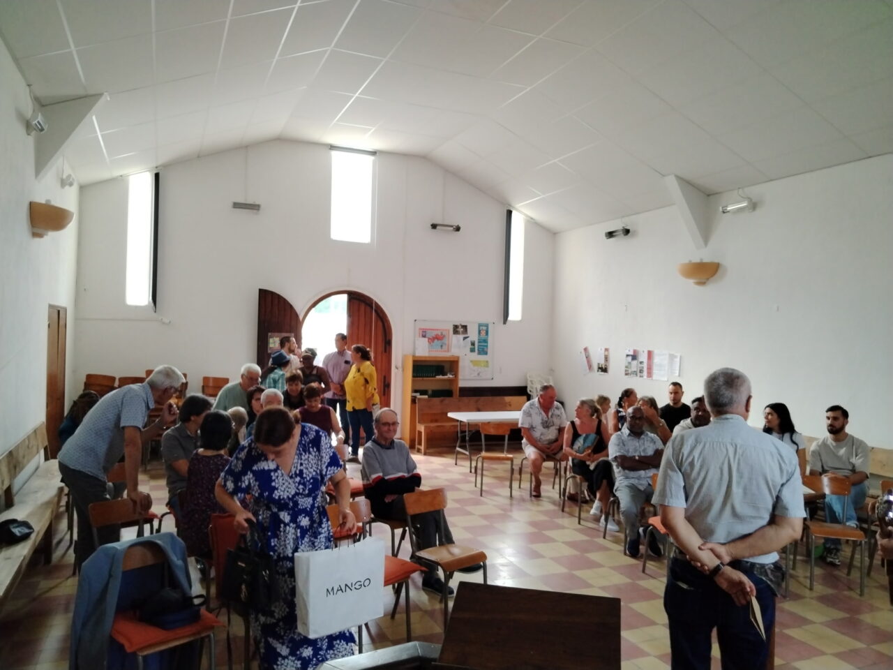 Une trentaine de personnes de l'Eglise ADD arrivent pour le culte dans le temple réformé de Bagnols-sur-Cèze