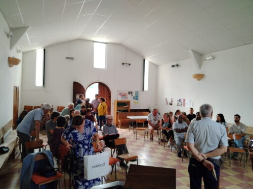 Une trentaine de personnes de l'Eglise ADD arrivent pour le culte dans le temple réformé de Bagnols-sur-Cèze